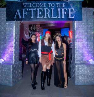 El Club Hondureño Árabe se convirtió en el máximo referente social al celebrar su esperada Halloween Party, un evento que superó todas las expectativas de ambientación. La entrada recreaba un auténtico <i>Camposanto</i>, con cráneos, sepulturas, momias, telarañas y, sin duda, el detalle más memorable: una mano gigante, una clara y divertida referencia al icónico personaje de la familia Addams.