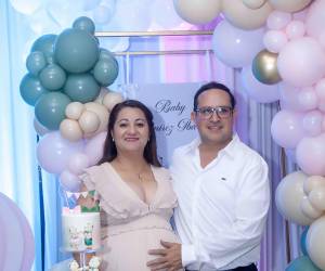 Jesús Ramírez y Nora Ester Ibarra hicieron partícipes a cercanas amistades y familiares de la grata noticia que pronto serán padres de mellizos a quienes llamaran Valentina Dannaé y Jorge Adrián. La celebración se llevó a cabo en salón Mediterraneo del Club Hondureño Árabe, el cual tenía una decoración con osos, globos, rosas y hortensias en tonos pastel.