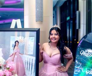 Entre destellos de luz y un ambiente lleno de glamour, Abigail Ixchel Ayala Castro celebró sus quince años con una espectacular fiesta temática Disco Night. Familiares y amigos se reunieron para acompañarla en esta velada única, marcada por la elegancia, la alegría y momentos que quedarán para siempre en la memoria.