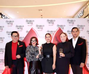 La premier de la secuela más esperada del cine fue presentada por ESTILO en Cinemark Multiplaza. La espera terminó por fin para un exclusivo grupo de invitados que disfrutó de principio a fin la trama de El Diablo Viste a la Moda 2, luego de un elegante coctel en Plaza Sol. En la imagen, Miguel Chong, Blanca Bendeck, Lila Fúnez, Renata Espinal y Ariel Flores