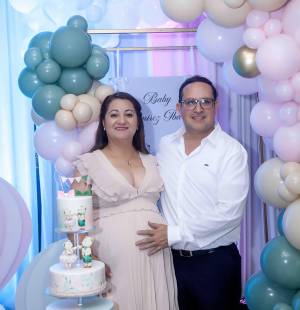 Jesús Ramírez y Nora Ester Ibarra hicieron partícipes a cercanas amistades y familiares de la grata noticia que pronto serán padres de mellizos a quienes llamaran Valentina Dannaé y Jorge Adrián. La celebración se llevó a cabo en salón Mediterraneo del Club Hondureño Árabe, el cual tenía una decoración con osos, globos, rosas y hortensias en tonos pastel.