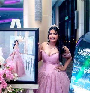 Entre destellos de luz y un ambiente lleno de glamour, Abigail Ixchel Ayala Castro celebró sus quince años con una espectacular fiesta temática Disco Night. Familiares y amigos se reunieron para acompañarla en esta velada única, marcada por la elegancia, la alegría y momentos que quedarán para siempre en la memoria.