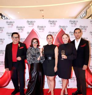 La premier de la secuela más esperada del cine fue presentada por ESTILO en Cinemark Multiplaza. La espera terminó por fin para un exclusivo grupo de invitados que disfrutó de principio a fin la trama de El Diablo Viste a la Moda 2, luego de un elegante coctel en Plaza Sol. En la imagen, Miguel Chong, Blanca Bendeck, Lila Fúnez, Renata Espinal y Ariel Flores
