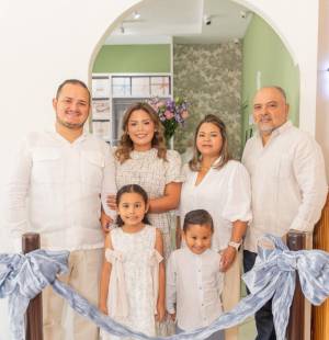 En una mañana llena de alegría, se inauguró la tienda CottonHaus, ubicada en la plaza Rosyl Mejía, en el barrio Río Piedras sureste. El nuevo espacio abre sus puertas con una propuesta enfocada en prendas de algodón suaves, cómodas y de calidad, pensadas para acompañar momentos importantes. Liderado por Daniela Pinto, el proyecto nace como un emprendimiento familiar inspirado en el amor por sus hijos. En la foto: Bayron Santos, Daniela Pinto, Zoila Chinchilla y Alfonso Pinto, con Mía y Juan Diego, durante el corte de cinta inaugural.