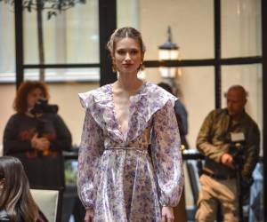 Milan Fashion Week ya extendió sus pasarelas con las propuestas de los grandes de la moda italiana para el Otoño-Invierno 2026/2027. Luisa Beccaria abrió la semana con su propuesta cargada de mini prints florales presentada en el Carlton Hotel.