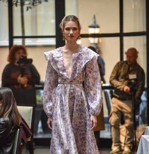 Milan Fashion Week ya extendió sus pasarelas con las propuestas de los grandes de la moda italiana para el Otoño-Invierno 2026/2027. Luisa Beccaria abrió la semana con su propuesta cargada de mini prints florales presentada en el Carlton Hotel.