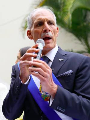 El presidente de Honduras, Nasry Asfura, luego de su investidura en Tegucigalpa. El mandatario vistió un traje azul oscuro con un pin del mapa de Honduras en la solapa, un pañuelo de seda de polka dots y la banda presidencial confeccionada por María de los Ángeles Valladares.