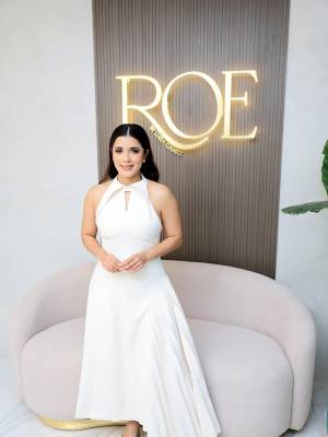 La doctora Luisa Gámez, especialista formada en México, durante la inauguración de ROE, clínica que combina innovación, tecnología de vanguardia y un trato humano excepcional para transformar cada visita en una experiencia distinta.