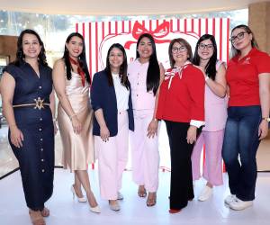 Revista Estilo y Multiplaza se unieron para presentar “It’s Galentines”, una tarde pensada para consentir, inspirar y compartir entre amigas. Entre beauty moments, risas y muchos detalles especiales, nuestras invitadas conocieron el nuevo Multi-Active Glow Serum de Clarins y personalizaron sus Lip Perfector creando charms únicos. En la foto: Lila Fúnez, Norma Farías, Daniela Velásquez, Keren Pérez, Dey Anira Rubio, Jessy Amador y Rocío Romero.