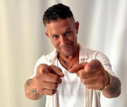 El cantante español lanza su nuevo disco y anuncia una gira que comienza en septiembre en México. El material incluye lo que esperábamos: Besame, su canción con Shakira.