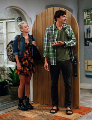 Miley Cyrus toma el sol topless en Two and a Half Men