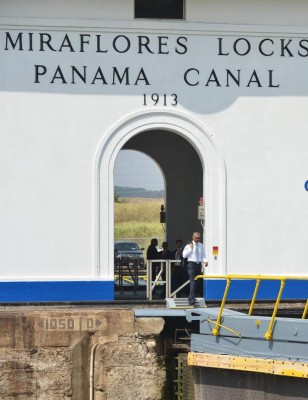 Obama visita el canal de Panamá