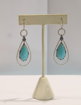 Aretes de oro blanco de 18 kilates con turquesas e incrustaciones de zafiros y diamantes by D'Santos Joyeros