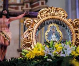 Todo está preparado para la celebración del 279º hallazgo de la Virgen de Suyapa, patrona de Honduras. Miles de devotos de todo el país se reúnen para expresar su gratitud y conmemorar esta fecha especial. En honor a su aniversario, te comparto la historia del descubrimiento de la Virgen de Suyapa.