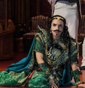 El soprano hondureño Dennis Orellana brilla en los teatros de Viena