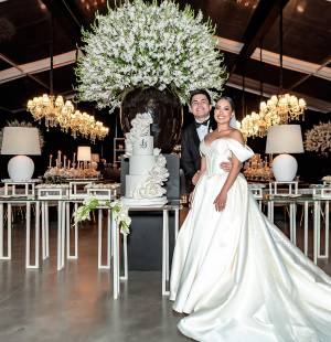 Como de cuento de hadas. En una boda de ensueño, Débora Simonson y Jasio Zapata se dieron el tan esperado “sí, acepto”. La pareja celebró su amor en una elegante ceremonia en La Reserva Event Center, rodeados de sus seres queridos y de una atmósfera mágica que hizo de este día un momento inolvidable.