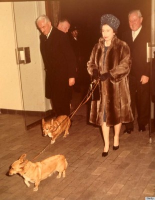 Isabel II celebra cumpleaños estrenando retrato