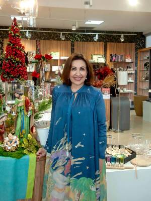 Con un cóctel lleno de encanto, detalles exclusivos y el inconfundible sello de distinción que la caracteriza, Eleganza conmemoró su 33 aniversario en una tarde dedicada al buen gusto y la elegancia. En la foto: Carolina Canahuati, gerente de Eleganza.