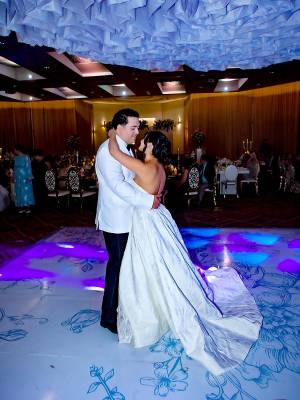 Con una ceremonia llena de emoción, rodeados de familiares y amigos Héctor Aguilar y Lauren Cardona unieron sus vidas en sagrado matrimonio, marcando el inicio de una nueva etapa juntos llena de amor, compromisos y sueños compartidos. En la foto: Los recién casados bailaron su canción preferida “Somos novios”.