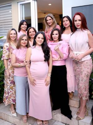 Las puertas de la residencia de Mónica Segovia se abrieron para recibir a Isabella Batres, quien fue agasajada con una inolvidable y tierna reunión organizada por sus amigas cercanas. La joven mamá dará a luz a una niña que será llevada a la pila bautismal con el nombre de Alexandra. Todo estaba cuidadosamente decorado, y la futura mamá disfrutó de un delicioso menú, así como de consejos y muestras de cariño por parte de las asistentes. Karla Kafie, Mónica Bendeck, Titi Leiva, Diana Atala, Saramelia Leiva,Rosamaría Lara, Vicky Leiva, la homenajeada Isabella Batres y Blanca Bendeck.,