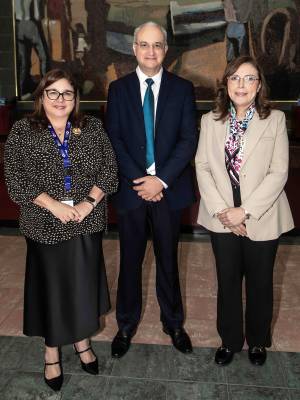 Ana Rettally, Decana de la Facultad de Postgrado de Unitec, Javier Matute, profesor de Unitec Business School y consultor internacional y Nidia Manzanares, Gerente Corporativo de Mercadeo y Comunicaciones Banpaís.