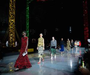 La transformación del mundo natural forma parte del ADN de Chanel. Desde el amor de Gabrielle Chanel por la simplicidad de los colores y materiales naturales, hasta la exuberancia iridiscente de la fantasía y el adorno, ambos códigos se reflejan en la colección Fall Winter 2026/2027 presentada por el director artístico, Matthieu Blazy.