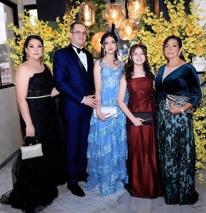 Los seniors 2025 de La Estancia School celebraron su prom night con un carnaval inolvidable, lleno de color, emoción y sorpresas. La fiesta se extendió hasta altas horas de la noche, entre risas, nostalgia y recuerdos que llevarán consigo para siempre.