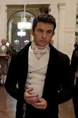 Los abrigos de corte militar son un elemento frecuente en los protagonistas masculinos de la serie, quienes necesitan vestir con elegancia y presencia. Estas piezas puedes encontrarlas fácilmente, y aportan un estilo clásico y distinguido. Los botones y la solapa añaden un toque final de gran estilo.