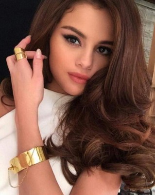 Selena Gómez fue sin duda su relación más larga y popular, comenzaron a salir en el 2009 sin embargo tuvieron varios problemas durante toda su relación, por lo tanto estuvieron volviendo y separándose en repetidas veces, la última vez que estuvieron juntos fue a inicios del 2018.