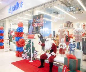 Alegres melodías propias de la época navideña fueron parte del ambiente que disfrutaron los clientes que visitaron la tienda St. Jacks, ubicada en el segundo nivel de Megamall, durante la apertura oficial acompañada de la actividad “Tómate una foto con Santa”.