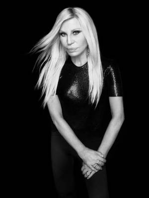 Donatella Versace inicia un nuevo capítulo en la moda internacional al unirse con Revolve Group
