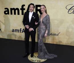 Celebridades y estrellas del show business que coinciden en la 78 edición del Festival de Cannes compartieron en una noche de glam y solidaridad en el exclusivo Hotel du Cap-Eden-Roc, para unirse a la tradicional gala amfAR. La fiesta benéfica, cuyas entradas oscilan en los los 25 mil dólares, reúne desde 1993 a las estrellas en la localidad de Cap d'Antibes, vecina de Cannes, para apoyar programas de investigación sobre el SIDA. En la imagen, Adrien Brody con Georgina Chapman
