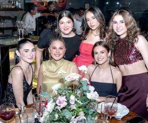 En una tarde llena de elegancia y emoción se celebró la despedida de soltera de Natalia Naveda en el restaurante Pats en Río Piedras, junto a sus familiares y amigas más cercanas. En un ambiente romántico y sofisticado que estuvo a cargo de la planner Raque Flores Gómez.