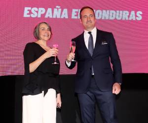 El embajador de España en Honduras, Guillermo Escribano Manzano, encabezó la distinguida recepción con motivo de la Fiesta Nacional de España, que reunió en Tegucigalpa a autoridades gubernamentales, miembros del Cuerpo Diplomático y representantes de la comunidad española. El embajador Guillermo Escribano Manzano y la canciller Mireya Agüero destacaron los lazos de cooperación, migración y cultura entre ambos países.