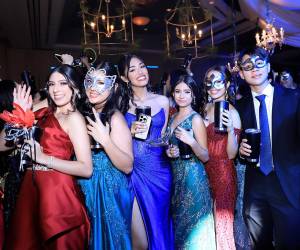 Los seniors 2025 de La Estancia School celebraron su prom night con un carnaval inolvidable, lleno de color, emoción y sorpresas. La fiesta se extendió hasta altas horas de la noche, entre risas, nostalgia y recuerdos que llevarán consigo para siempre.
