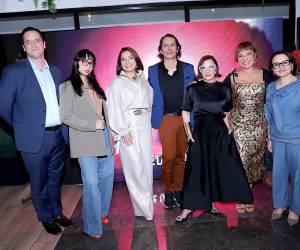 La moda hondureña se vistió de gala con la primera edición del Premio Próspera a la Innovación en la Moda 2025, un evento que reunió a diseñadores, creativos y líderes de la industria en La Marquesa Gastro Bar en Tegucigalpa. Organizado por Honduras Próspera, este reconocimiento busca impulsar el talento emprendedor nacional, promover la innovación sostenible y fortalecer el ecosistema creativo del país. En la foto: Erick Brimen, Yushi Cruz, Sandra Noguera, Roberto Ramírez, Blanca Bendeck, Maribel Lieberman y Celina Brizueña.