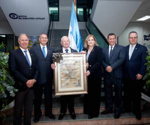 Banpaís elige a Roger Valladares como abanderado del año