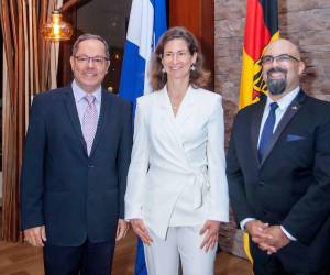 En un elegante ambiente de cóctel, la Embajadara de Alemania en Honduras, Daniela Vogl, presentó oficialmente a Dieter Fertsch Suazo como nuevo cónsul honorario de Alemania en San Pedro Sula. En la foto: Rafael Delgado, Daniela Vogl y Dieter Fertsch Suazo.
