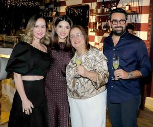 Brindis por la reapertura de Hasta La Pasta Italian Bistro