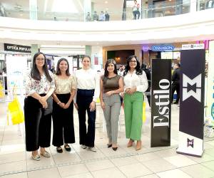 “Roots &amp; Paletts” fue una tarde creativa organizada por Revista Estilo y Mall Multiplaza, donde los asistentes disfrutaron de pintar macetas mientras compartían vinos, bocadillos y buena compañía. El evento, guiado por el equipo de Letrazos y apoyado por marcas como Banpaís y Perfumería Magie, buscó fomentar el arte y la conexión con las plantas en un ambiente relajado y acogedor. Representantes de Grupo OPSA y Multiplaza agradecieron el apoyo de los aliados y reafirmaron su compromiso con espacios que inspiran y celebran la creatividad. En la foto: Claudette Kattán, Vera Vásquez de Multiplaza con Michelle Marsan, jefe comercial de segmentos de grupo Opsa, Yosselyn Chirinos y Neydi Fajardo, gerente regional de Vivienda Banpais.