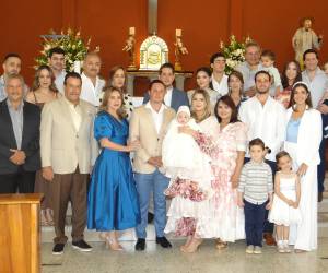 Dalton y Annie Barrosse celebraron con alegría el bautismo de su hijo, Dalton John Barrosse Núñez, en la iglesia María Reina del Mundo, durante una emotiva ceremonia oficiada por el padre Carlos Mejía, acompañados de sus familiares y amigos.