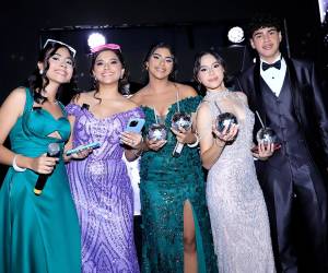 Los seniors 2025 de la Mayan School celebraron su prom night con una fiesta temática disco que deslumbró por completo. Entre luces brillantes, música vibrante y mucho estilo, vivieron una noche mágica llena de emoción, diversión y momentos que quedarán grabados en su memoria para siempre.