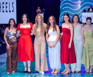 Los seniors 2026 de la Escuela Internacional Sampedrana cambiaron sus uniformes por looks de pasarela durante el Senior Fashion Show “Under The Northern Lights”. Entre tendencias de gala, los estudiantes protagonizaron una velada llena de moda y energía en el Cafetorium del centro educativo, apoyando además la recaudación de fondos para el Trabajo Educativo Social a beneficio del Centro de Educación Básica Pedro Nufio.