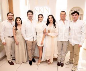 El cuidado de la piel encuentra un nuevo referente en Tegucigalpa con la llegada de Skinique, un espacio diseñado para combinar ciencia, innovación y bienestar en un mismo lugar. La Dra. Ivonne Mayorga celebró la apertura de su segundo centro dermatológico en Honduras, ampliando así la propuesta que inició exitosamente en Choluteca. Con tecnología de vanguardia y un enfoque integral en la salud y belleza de la piel, Skinique abre sus puertas para ofrecer tratamientos especializados y una experiencia personalizada a cada paciente.