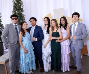 Vestidos de gala y con la emoción a flor de piel, los Seniors 2026 de la International School of Tegucigalpa celebraron un elegante almuerzo para compartir y crear nuevos recuerdos. La cita fue en La Reserva Event Center, donde los jóvenes disfrutaron una tarde entre risas, fotos y la ilusión de que la graduación está cada vez más cerca.