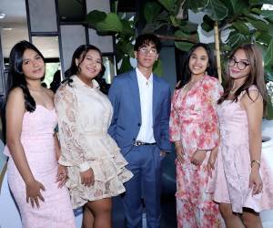 El restaurante La Cumbre fue el escenario del senior brunch de Golden School 2026. Los jóvenes se reunieron para disfrutar de una mañana rodeada de naturaleza, risas y buenos momentos, celebrando juntos una de sus últimas actividades antes de la esperada graduación.