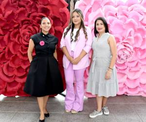 Una mañana de aromas, color, té y relajación, así fue el brunch ofrecido por Lancome a un grupo de invitadas y amigas de la marca que repasaron algunos consejos beauty y disfrutaron una original experiencia para celebrar el mes de mamá en La Galería. En la imagen, Irene Torres, Johanna Nieto y Rebeca Chacón