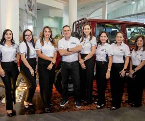 Grupo Flores presentó oficialmente la nueva Toyota Land Cruiser 70, un vehículo que renueva el legado de uno de los todoterrenos más emblemáticos y resistentes del mundo. Bajo el concepto “La fuerza de una leyenda”, la marca reunió a clientes, invitados especiales y representantes de los medios de comunicación para conocer de primera mano las innovaciones técnicas, el desempeño y la evolución de un modelo diseñado para enfrentar los terrenos más desafiantes, sin perder la robustez y confiabilidad que lo han convertido en un referente del segmento off-road. En la foto: Alan Flores, CEO de Grupo Flores, en compañía del equipo de ventas de San Pedro Sula.