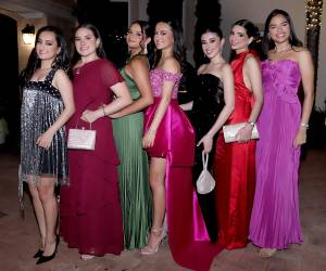 Los seniors 2026 de la Escuela Americana de Tegucigalpa vivieron una velada inolvidable durante su esperado Senior Dinner, una cita que marcó uno de los últimos capítulos de su etapa escolar. En medio de risas y fotografías los estudiantes celebraron una noche especial. En la foto: Mía Simón, Nathalie Fleming, Valería Irías, Michaela Simón, Arianna Catalán, Maxine Gernat e Isabella Noriega.