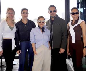 Zielo Rooftop se convirtió en el escenario perfecto para Barre and Brunch: Move with Grace in Balance, una experiencia presentada por Revista Estilo y BARUCH pensada para conectar cuerpo y mente en un ambiente sofisticado y relajado. Con una vista privilegiada a la ciudad, las asistentes participaron en una clase de barre dirigida por la coach Natalia Loyd. Al finalizar, disfrutaron de un brunch de cuatro tiempos, un espacio ideal para compartir, relajarse y extender la experiencia en compañía